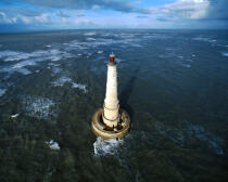 Le phare de Cordouan à marée montante. © Philip Plisson / Plisson La Trinité / AA05861 - Nos reportages photos - Activité maritime
