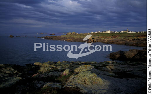 Ciel chargé sur l'île de Sein. - © Philip Plisson / Plisson La Trinité / AA05886 - Nos reportages photos - Sein [Ile de]
