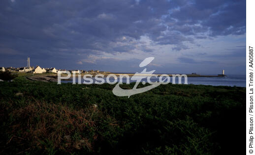 Lumière rasante sur l'île de Sein. - © Philip Plisson / Plisson La Trinité / AA05887 - Nos reportages photos - Ciel gris