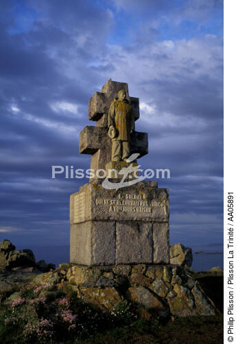 Statue sur l'île de Sein. - © Philip Plisson / Plisson La Trinité / AA05891 - Photo Galleries - Statue
