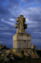 Statue sur l'île de Sein. © Philip Plisson / Plisson La Trinité / AA05891 - Nos reportages photos - Sein [Ile de]