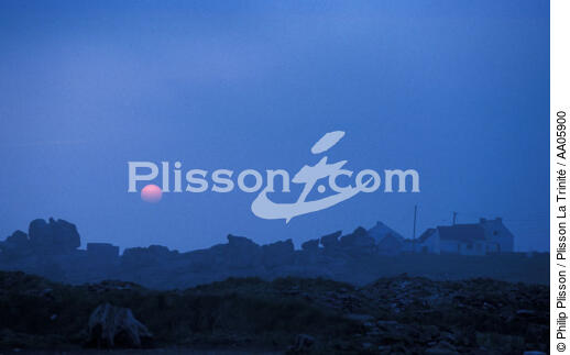 Brume sur l'île de Sein. - © Philip Plisson / Plisson La Trinité / AA05900 - Photo Galleries - Sein [The Island of]