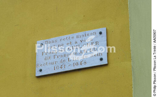 Plaque commémorative sur Sein. - © Philip Plisson / Plisson La Trinité / AA05907 - Photo Galleries - Sein [The Island of]