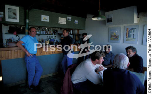 Bistrot : "Chez Brigite" sur l'île de Sein. - © Philip Plisson / Plisson La Trinité / AA05908 - Photo Galleries - Sein [The Island of]