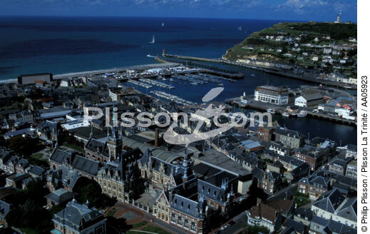 Le port de Fécamp. - © Philip Plisson / Plisson La Trinité / AA05923 - Nos reportages photos - Eglise