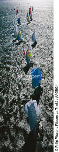 Descente sous spi. - © Philip Plisson / Plisson La Trinité / AA05934 - Nos reportages photos - Panoramique vertical