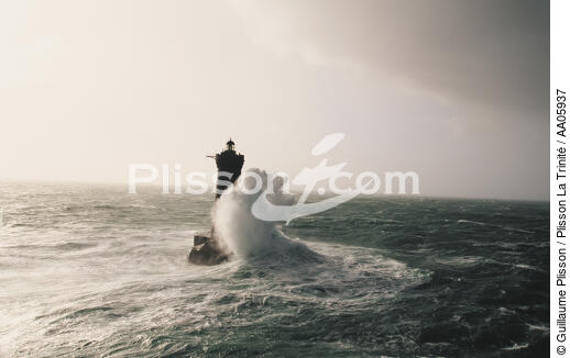 Vague à l'assault du phare du Four. - © Guillaume Plisson / Plisson La Trinité / AA05937 - Nos reportages photos - Four [Le]