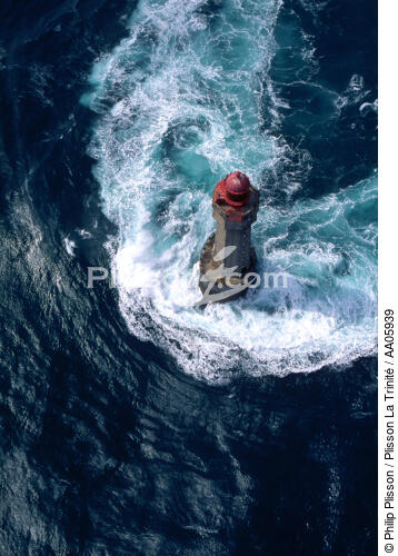 Le phare de la Jument. - © Philip Plisson / Plisson La Trinité / AA05939 - Nos reportages photos - Activité maritime