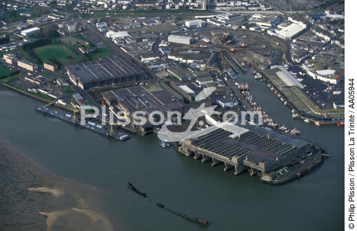 Base de sous-marins de Keroman à Lorient. - © Philip Plisson / Plisson La Trinité / AA05944 - Nos reportages photos - Activité maritime