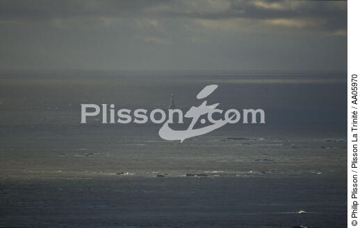 Le phare d'Ar Men. - © Philip Plisson / Plisson La Trinité / AA05970 - Nos reportages photos - Ciel gris