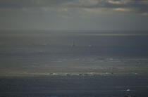 Le phare d'Ar Men. © Philip Plisson / Plisson La Trinité / AA05970 - Nos reportages photos - Ciel gris