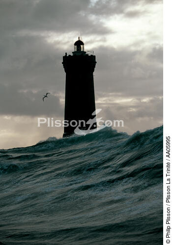 Le Four caché derrière la vague. - © Philip Plisson / Plisson La Trinité / AA05995 - Nos reportages photos - Activité maritime