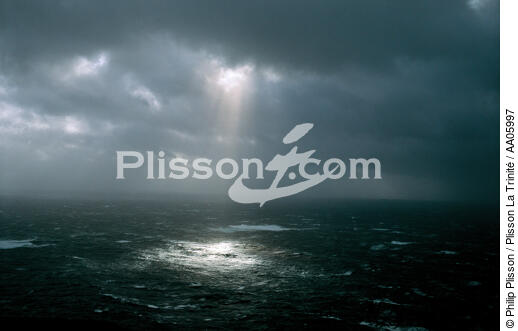 Ciel chargé sur les côtes irlandaises. - © Philip Plisson / Plisson La Trinité / AA05997 - Nos reportages photos - Irlande, l'île verte
