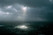 Ciel chargé sur les côtes irlandaises. © Philip Plisson / Plisson La Trinité / AA05997 - Nos reportages photos - Ciel de grain