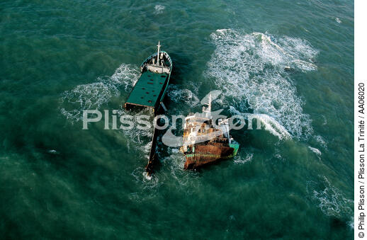 Fortune de mer devant les Sables d'Olonne. - © Philip Plisson / Plisson La Trinité / AA06020 - Photo Galleries - Maritime activity