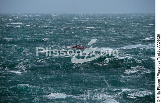 Canot tout temps de l'île de Molène dans le Fromveur, un jour de gros temps. - © Philip Plisson / Plisson La Trinité / AA06026 - Photo Galleries - Maritime activity