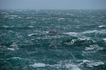 Canot tout temps de l'île de Molène dans le Fromveur, un jour de gros temps. © Philip Plisson / Plisson La Trinité / AA06026 - Nos reportages photos - Canot de sauvetage