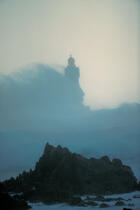Le phare de la Jument, le long des côtes d'Ouessant. © Philip Plisson / Plisson La Trinité / AA06028 - Nos reportages photos - Activité maritime