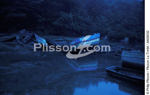 Cimetière marin du Bono. - © Philip Plisson / Plisson La Trinité / AA06032 - Photo Galleries - Auray [The River of]