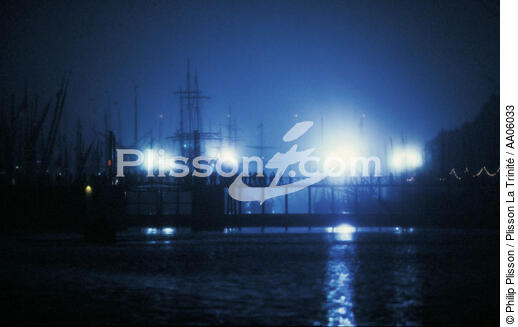 La nuit est tombée sur Port-Rhu à Douarnenez. - © Philip Plisson / Plisson La Trinité / AA06033 - Photo Galleries - Port-Rhu
