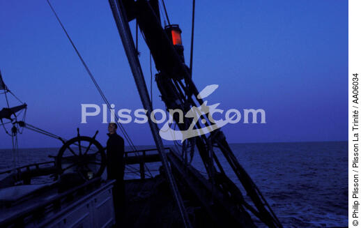 Fin du quart de nuit pour cet équipier à la barre du HMS Rose. - © Philip Plisson / Plisson La Trinité / AA06034 - Nos reportages photos - Grand voilier