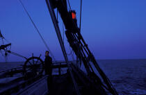 Fin du quart de nuit pour cet équipier à la barre du HMS Rose. © Philip Plisson / Plisson La Trinité / AA06034 - Photo Galleries - Night