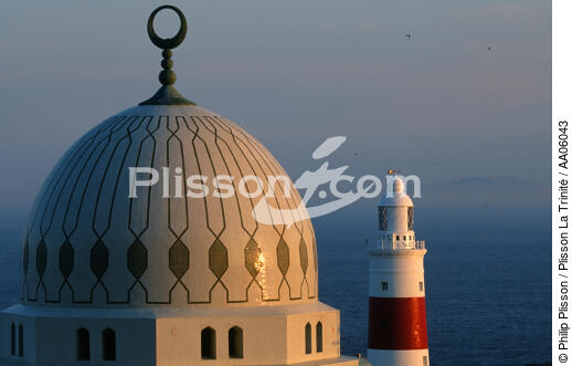 Le phare d'Europa Point à Gibraltar. - © Philip Plisson / Plisson La Trinité / AA06043 - Nos reportages photos - Phares Grande-Bretagne