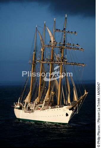 Manoeuvre sur l'Esmeralda. - © Philip Plisson / Plisson La Trinité / AA06047 - Nos reportages photos - Equipage