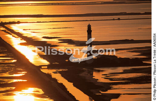 Le phare de Faraman, en Camargue. - © Philip Plisson / Plisson La Trinité / AA06054 - Photo Galleries - Salt marshes