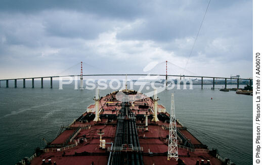 Un super-tanker sortant du terminal pétrolier, sur la Loire. - © Philip Plisson / Plisson La Trinité / AA06070 - Nos reportages photos - Pont