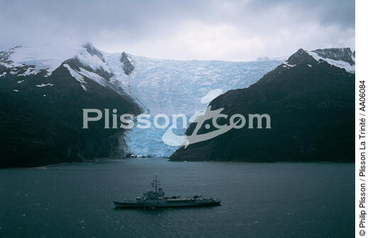The Jeanne in front the most spectacular Icefall of Patagonia channels. - © Philip Plisson / Plisson La Trinité / AA06084 - Photo Galleries - Maritime activity
