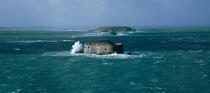 La Conchée et au fond, l'île de Cézembre. © Philip Plisson / Plisson La Trinité / AA06113 - Nos reportages photos - Fort