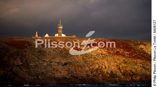 Le phare de la Pointe du Raz. - © Philip Plisson / Plisson La Trinité / AA06127 - Nos reportages photos - Côte sauvage