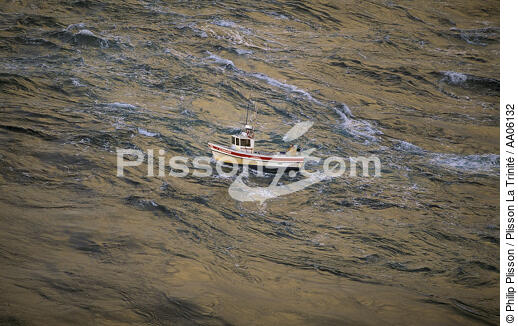 Ligneur dans le Raz de Sein. - © Philip Plisson / Plisson La Trinité / AA06132 - Photo Galleries - Maritime activity