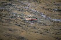 Ligneur dans le Raz de Sein. © Philip Plisson / Plisson La Trinité / AA06132 - Nos reportages photos - Canot de pêche