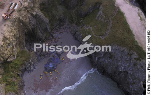 Côtes souillées par la marée noire. - © Philip Plisson / Plisson La Trinité / AA06152 - Photo Galleries - Port-Coton [The Needles of]