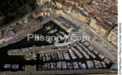 Le port de San Sebastian au Pays Basque. - © Philip Plisson / Plisson La Trinité / AA06162 - Nos reportages photos - Canot de pêche
