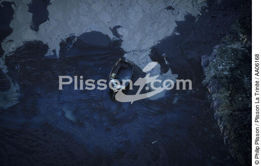 Barque mazoutée sur une plage de Batz sur mer. - © Philip Plisson / Plisson La Trinité / AA06168 - Nos reportages photos - Barque