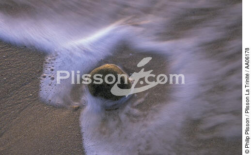 Galet sur la plage. - © Philip Plisson / Plisson La Trinité / AA06178 - Nos reportages photos - Galet