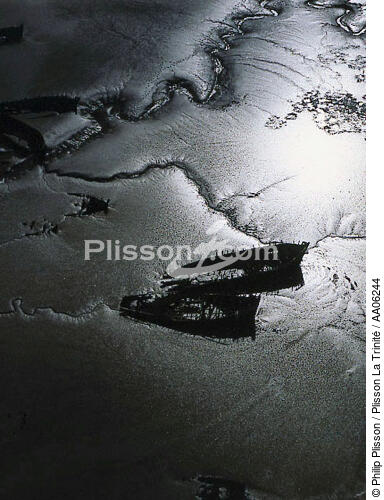 Epave dans la vase du Blavet. - © Philip Plisson / Plisson La Trinité / AA06244 - Nos reportages photos - Vase