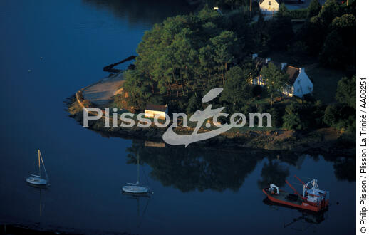 Petit matin sur la rivière de Crac'h. - © Philip Plisson / Plisson La Trinité / AA06251 - Photo Galleries - Shellfish farming