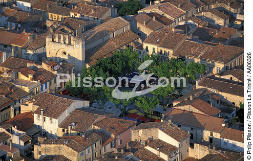 Une petite place dans la vieille ville d'Aigues-Mortes. - © Philip Plisson / Plisson La Trinité / AA06326 - Photo Galleries - Provence Alpes Côte-d'Azur