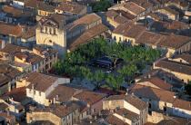 Une petite place dans la vieille ville d'Aigues-Mortes. © Philip Plisson / Plisson La Trinité / AA06326 - Nos reportages photos - Eglise