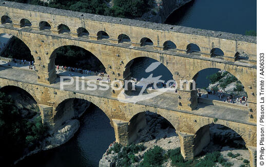 Le Pont du Gard. - © Philip Plisson / Plisson La Trinité / AA06333 - Nos reportages photos - Rivière