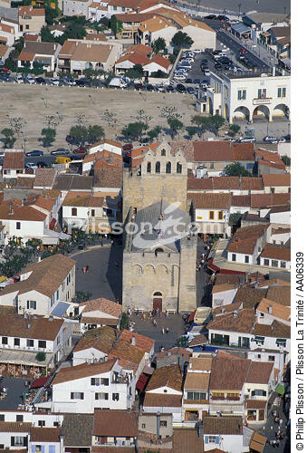 Vue sur l'église des Saintes-Maries-de-la-mer. - © Philip Plisson / Plisson La Trinité / AA06339 - Photo Galleries - Provence Alpes Côte-d'Azur