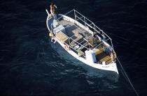 Pêcheurs en Corse. © Philip Plisson / Plisson La Trinité / AA06351 - Photo Galleries - Fishing boat
