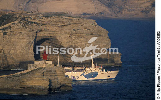 Ferry sortant du port de Bonifacio. - © Philip Plisson / Plisson La Trinité / AA06352 - Nos reportages photos - Bonifacio