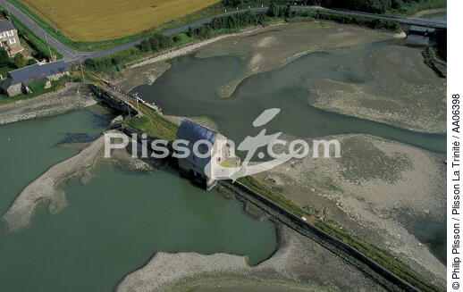 Moulin à marée sur la Rance. - © Philip Plisson / Plisson La Trinité / AA06398 - Photo Galleries - Tidal mill