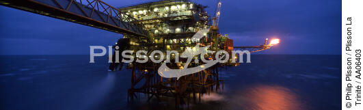 La plateforma pétrolière de Claymore. - © Philip Plisson / Plisson La Trinité / AA06403 - Photo Galleries - Maritime activity