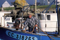 Pêcheur à Trévignon. © Philip Plisson / Plisson La Trinité / AA06456 - Photo Galleries - Maritime activity
